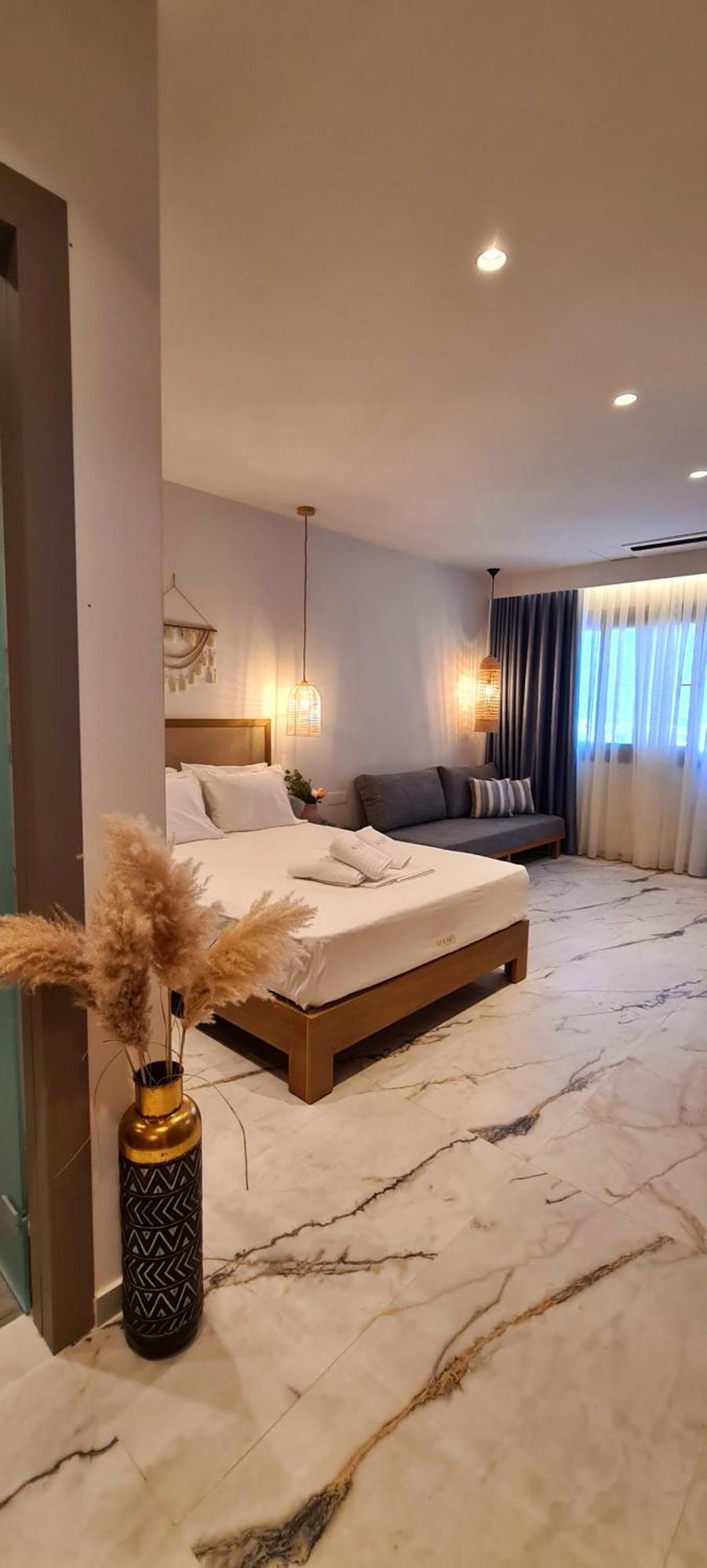 Costa Anastasia_Sea View Suites Vrasná Rum bild
